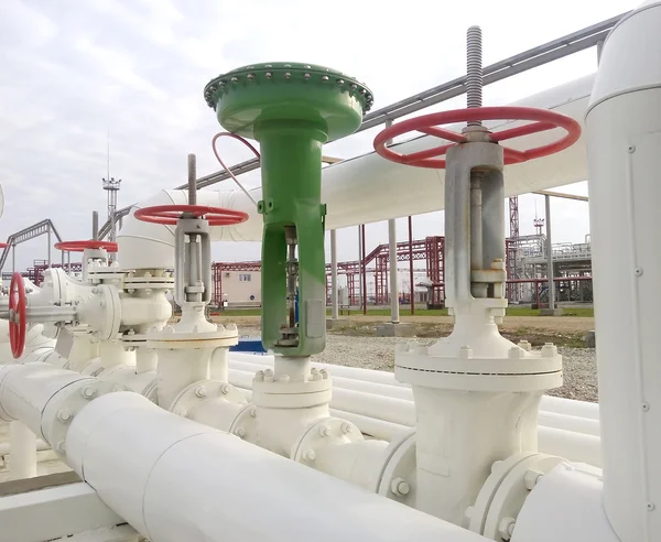 Green pneumatic valve on the pipeline — Stock Photo, Image