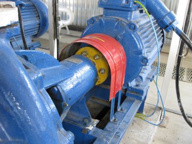 Pompalar, su için. Birincil Petrol arıtma için donatım.