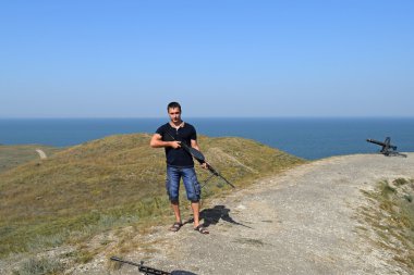 Adam bir silah aldatmaca ile