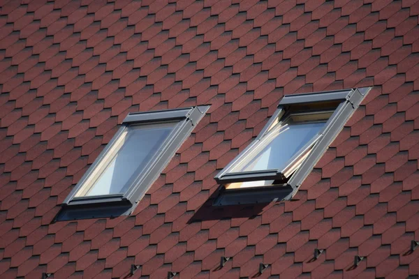 Декоративна металева плитка на даху — стокове фото