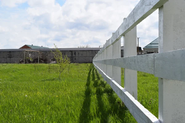 Bílý dřevěný plot kolem ranče — Stock fotografie