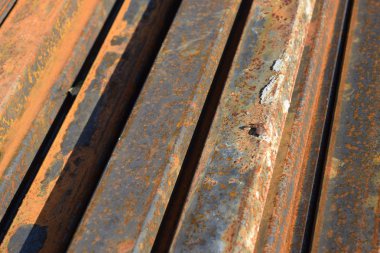 Trompet Meydanı, betonun üzerinde yatıyor. İnşaat elemanları oluşturuluyor.