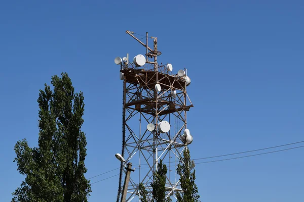 Antenas Satélite Repetidores Torre Telecomunicações — Fotografia de Stock