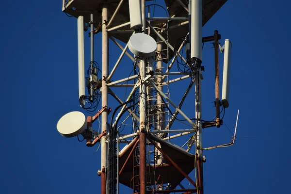 Uydu Antenleri Tekrarlayıcı Kuleye Telekomünikasyon — Stok fotoğraf
