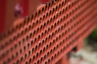 Kılavuz çitin alt kısmında kesme. Çitler tasarım unsurları.