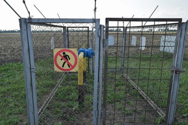 Mandal bir çit ile korunan yeraltı gaz boru hattı üzerinde.