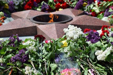 Sonsuz alev kendisine atanmış çiçekli. Kutlama olabilir Büyük Vatanseverlik Savaşı 9 zafer.