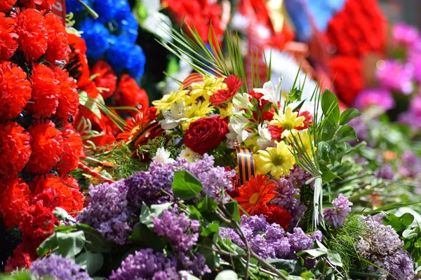 Çiçekler ve zafer kutlamaları onuruna döşeme çelenk. 9 Mayıs zafer kutluyor.