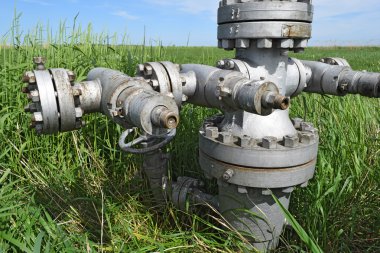 Flanş downhole ekipman. Bir petrol kuyusu donatımın. Kapatma vanaları ve servis ekipmanları.