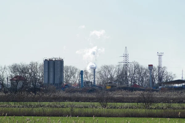 Rook Uit Schoorsteen Van Fabriek Industriële Faciliteit Met Een Rookpijp — Stockfoto