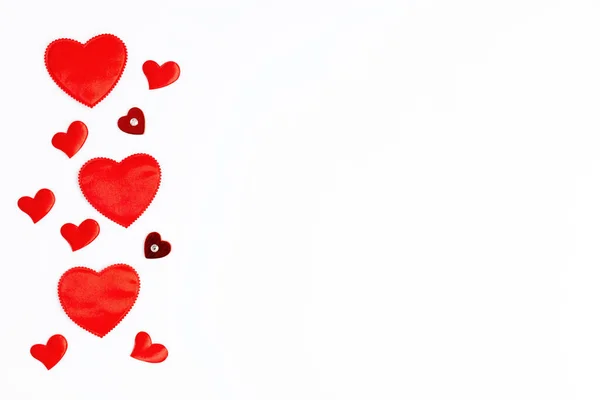 红色纸心相框 中间有白底文字空间 平躺在地上 俯瞰情人节背景的爱情概念 — 图库照片