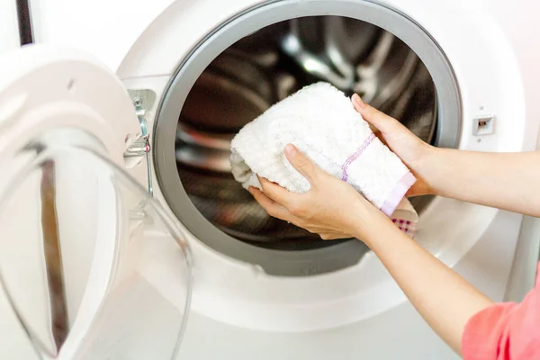 Mulher Mão Colocar Toalha Branca Máquina Lavar Roupa Dona Casa — Fotografia de Stock