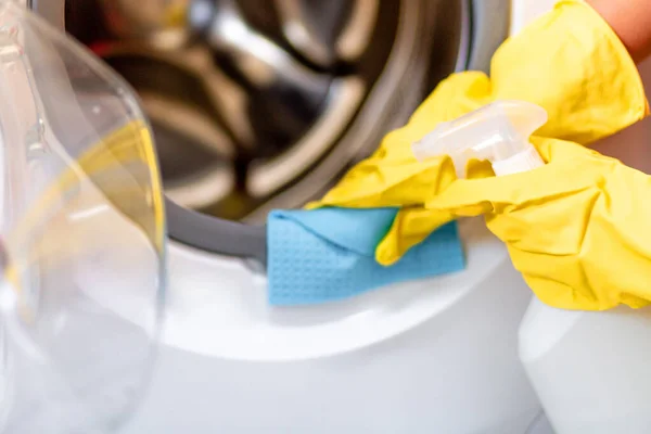 Hand Beschermende Handschoen Zorgvuldig Schoonmaken Van Wasmachine Regelmatig Opruimen Schoonmaakster — Stockfoto