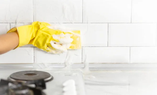 Ręka Rękawica Sprzątanie Płytek Kuchennych Koncepcja Czyszczenia Łazienki Lub Kuchni — Zdjęcie stockowe