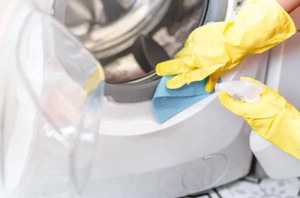 Hand Beschermende Handschoen Zorgvuldig Schoonmaken Van Wasmachine Regelmatig Opruimen Schoonmaakster — Stockfoto