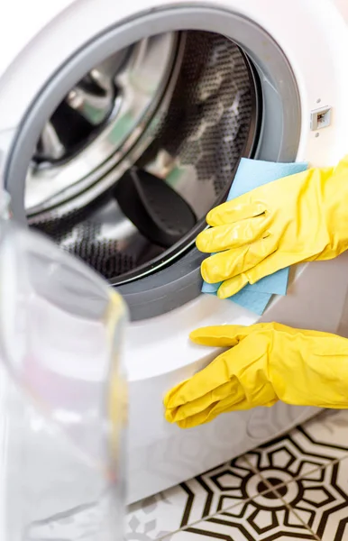 Ręka Rękawicy Ochronnej Dokładnie Czyści Pralkę Regularne Sprzątanie Pokojówka Sprząta — Zdjęcie stockowe