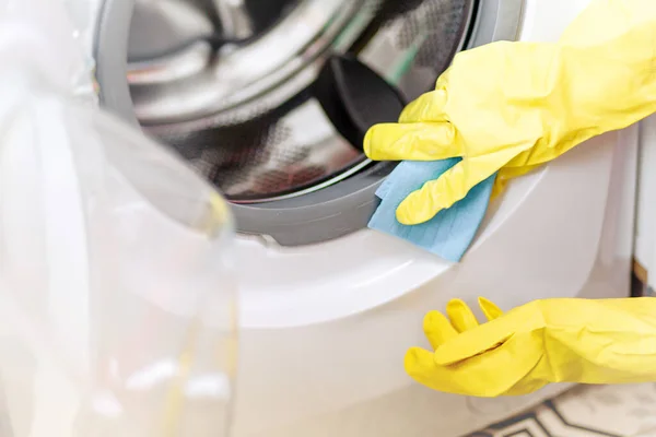Hand Beschermende Handschoen Zorgvuldig Schoonmaken Van Wasmachine Regelmatig Opruimen Schoonmaakster — Stockfoto