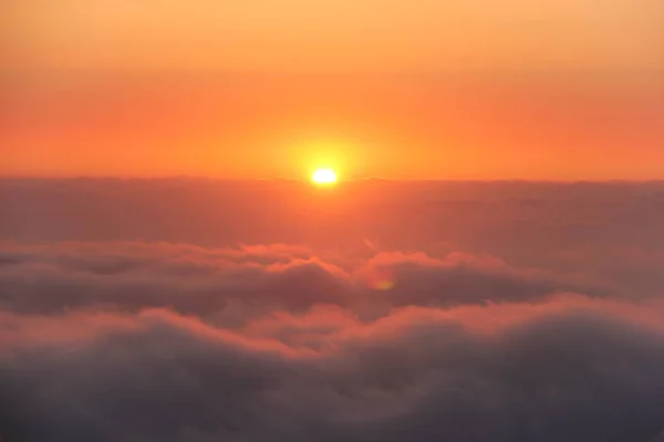 Wschód Słońca Nad Dramatycznymi Kratami Piękny Skyscape Pełne Słońce Nad — Zdjęcie stockowe
