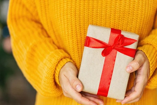 Frau Kuscheligem Gelben Strickpullover Der Weihnachtliche Bastelboxen Mit Roter Schleife — Stockfoto