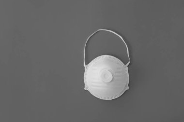 Beyaz yüz maskesi veya toz maskesi veya yüz maskesi filtreleme maskesi - hava kirliliğine karşı nefes alma koruması veya grip veya virüs salgını covid19. Nihai gri 2021 renk arkaplanı..