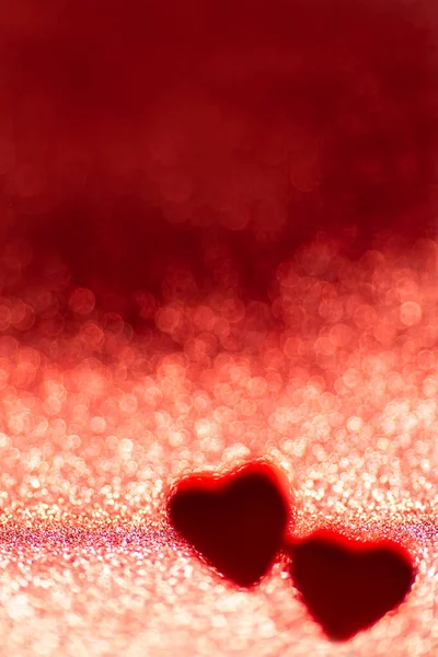 情人节 浪漫甜蜜的情人节 在抽象的浅红色闪光的背景下 还原红色的心形 — 图库照片
