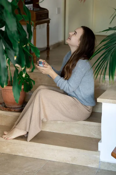 Entspannte Frau Genießt Eine Nach Kaffee Riechende Kaffeetasse Hause Auf — Stockfoto