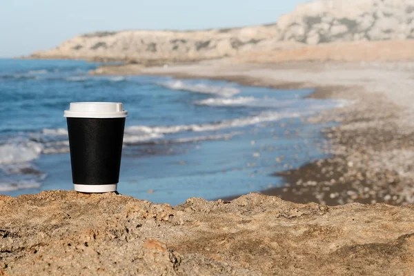 Чашка кофе на столе над голубым небом и пустой морской берег. Концепция летнего отдыха. Макет, место для копирования — стоковое фото