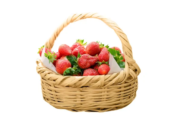 甜甜的成熟草莓，装在稻草篮中，与白色隔离 — 图库照片