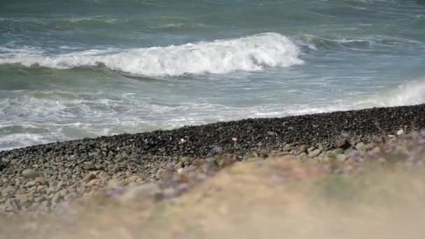 Akdeniz 'de dalgalar oluşturan fırtına rüzgarları, taş plajı kapatır. — Stok video