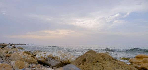 Волшебный закат фон натуральные цвета, разбивающиеся волны Кипр ландшафтный морской камень — стоковое фото