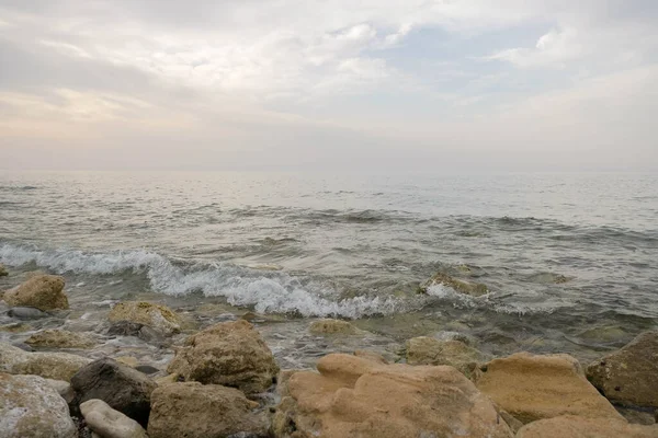 Волшебный закат фон натуральные цвета, разбивающиеся волны Кипр ландшафтный морской камень — стоковое фото