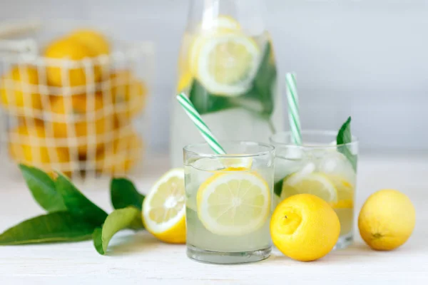 Limun lemon segar dengan mint dalam botol di meja dapur dengan bahan-bahan. Konsep diet nutrisi yang sehat. Latar belakang putih — Stok Foto