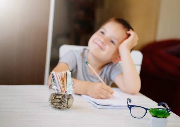 Kid Zapisz Pieniądze Marzy Nowych Zabawek Tworzenie Listy Życzeń Bankowość — Zdjęcie stockowe