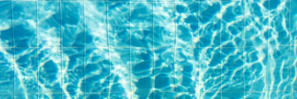 蓝色的海水在游泳池里泛起波浪和光芒 横幅的顶视图复制空间 — 图库照片