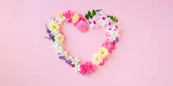 Beautiful Heart Shaped Frame Composition Various Fresh Flowers Pink Background — Stock Photo, Image