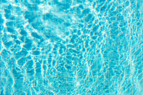 蓝色的海水在游泳池里泛起波浪和光芒 文本的顶视图复制空间 — 图库照片