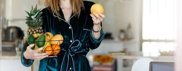 Eimer Mit Frischem Obst Von Beschnittener Erwachsener Frau Mit Häuslichem — Stockfoto