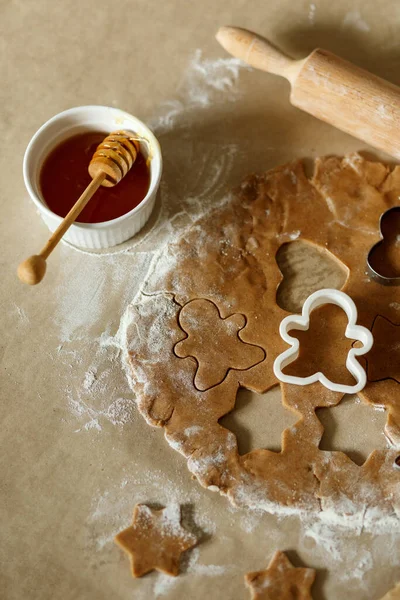 크리스마스 진저브레드 쿠키를 만드는 반죽입니다 과흔들어 반죽으로 식탁에 곰팡이를 — 스톡 사진
