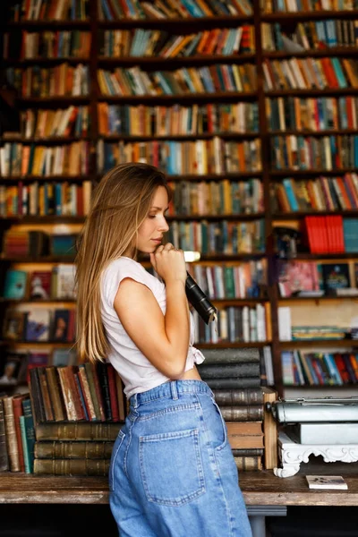 Όμορφη Φοιτήτρια Έφηβη Πανεπιστημιακή Βιβλιοθήκη Βιβλιοπωλείο — Φωτογραφία Αρχείου