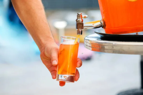 Muž ruka nalévání čerstvý sorbet ovocný džus nebo alkohol punč z automatu na pití nádrže na party — Stock fotografie