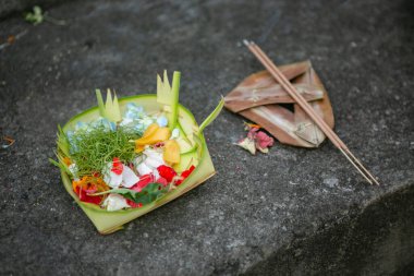 Endonezya 'nın Bali Adası' nda düzenlenen Hindu tapınma töreni için çiçek ve meyve sunumu.