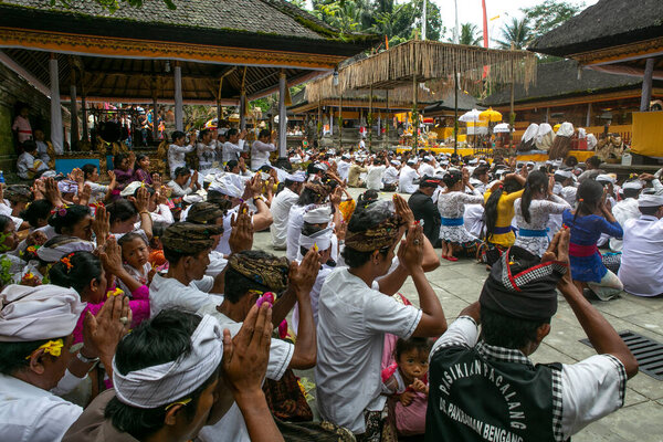 Поклоняющиеся при храмовом дворе острова Бали