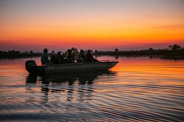 Personas Barco Atardecer Delta Del Okavango Botsuana —  Fotos de Stock