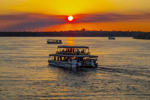 Personas Barco Observando Atardecer Sobre Río Zambezi Zambia —  Fotos de Stock