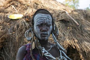 Etiyopya 'nın Aşağı Omo Vadisi' nden Mursi Kabilesi...