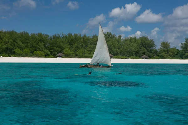 Tradiční Plachtění Lodní Dhow Pobřeží Ostrova Zanzibar — Stock fotografie