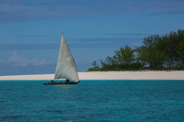 Tradiční Plachtění Lodní Dhow Pobřeží Ostrova Zanzibar — Stock fotografie