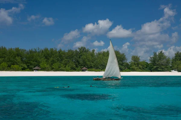 Tradiční Plachtění Lodní Dhow Pobřeží Ostrova Zanzibar — Stock fotografie