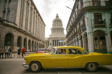 Havana 'da Capitol' ün önünde sarı bir araba..