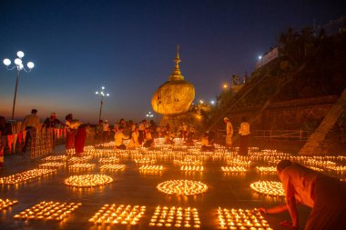 Myanmar 'da Altın Kaya Pagoda (Burma)